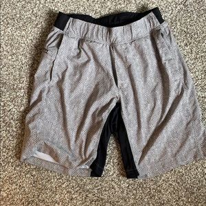 Men’s LuluLemon 9 inch *Lux-Liner* shorts